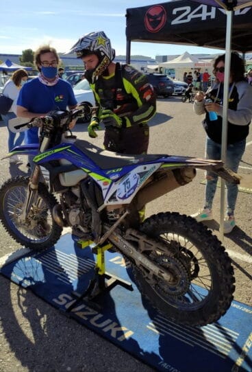 El xabiero junto a la moto