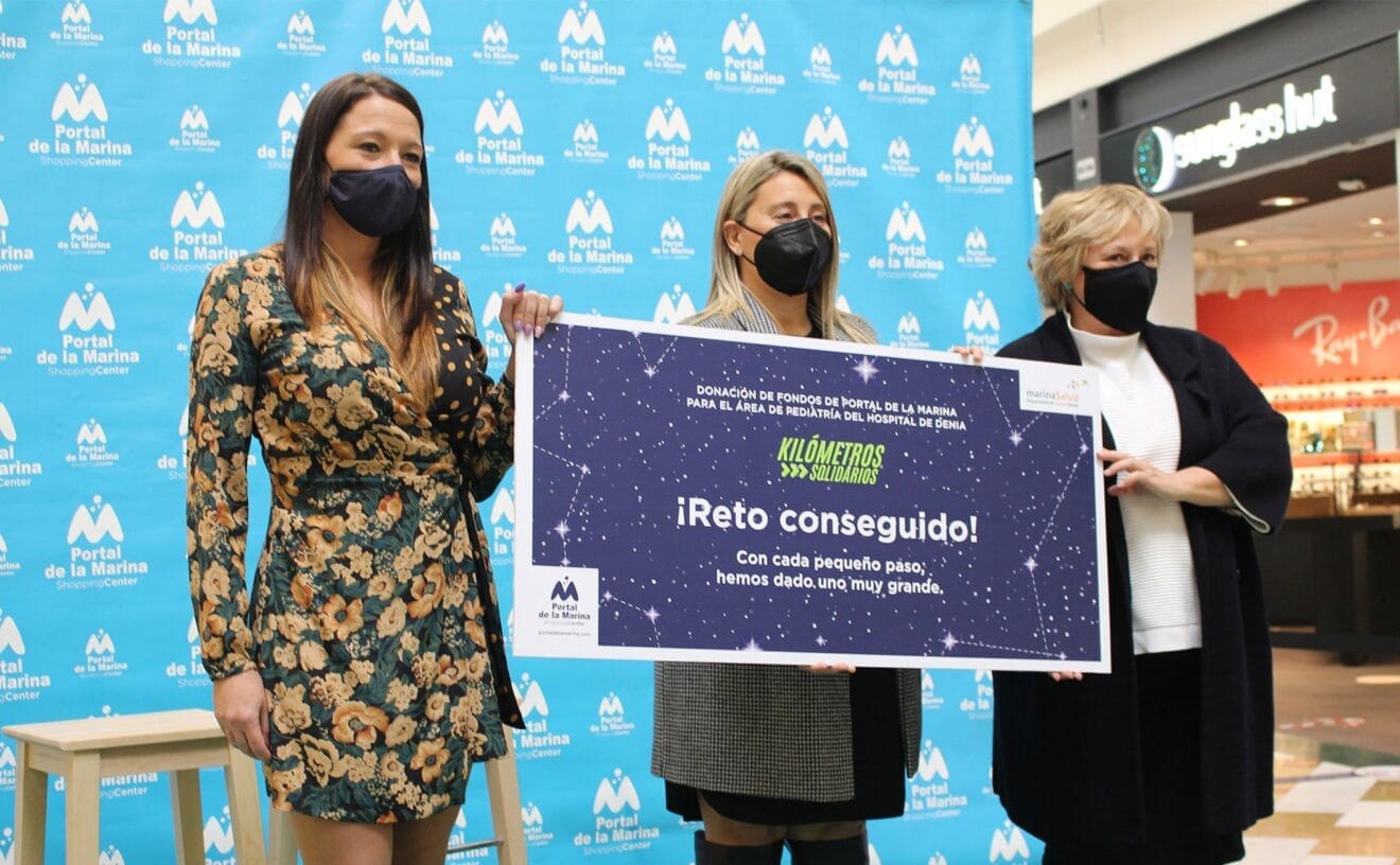 Acto de entrega del cheque de "Kilómetros Solidarios" de Portal de La Marina al Hospital de Dénia
