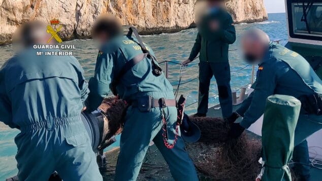 Imagen: Extracción de las redes de pesca
