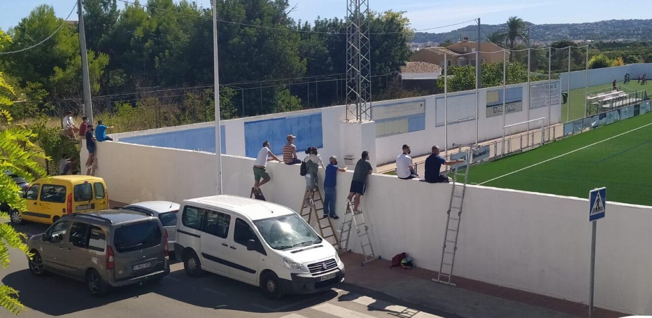 Familiares viendo el partido desde el exterior del campo