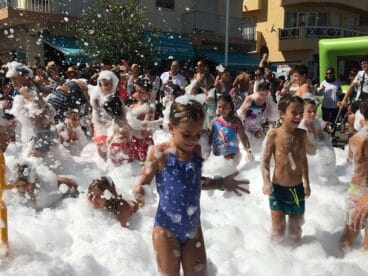 Fiesta de la espuma en el día del niño de las fiestas del Loreto Xàbia
