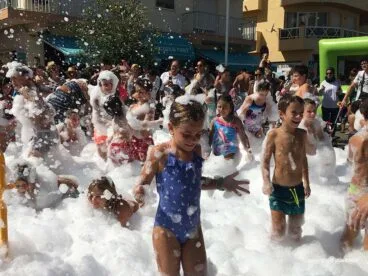 Fiesta de la espuma en el día del niño de las fiestas del Loreto Xàbia