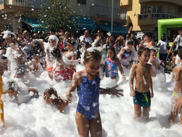 Imagen: Fiesta de la espuma en el día del niño de las fiestas del Loreto Xàbia