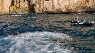 Labores de la Guardia Civil en la extracción de las redes fantasma