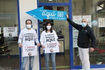 Los gerentes de la Administración de Loterias tras conocer el premio