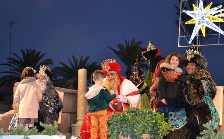 Los Reyes Magos saludan a los niños de Xàbia (Cabalgata de Reyes de 2019)