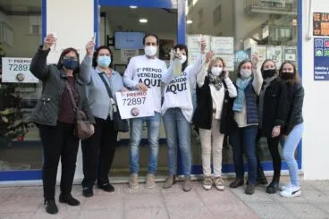 Miembros de la administración junto a la afortunada