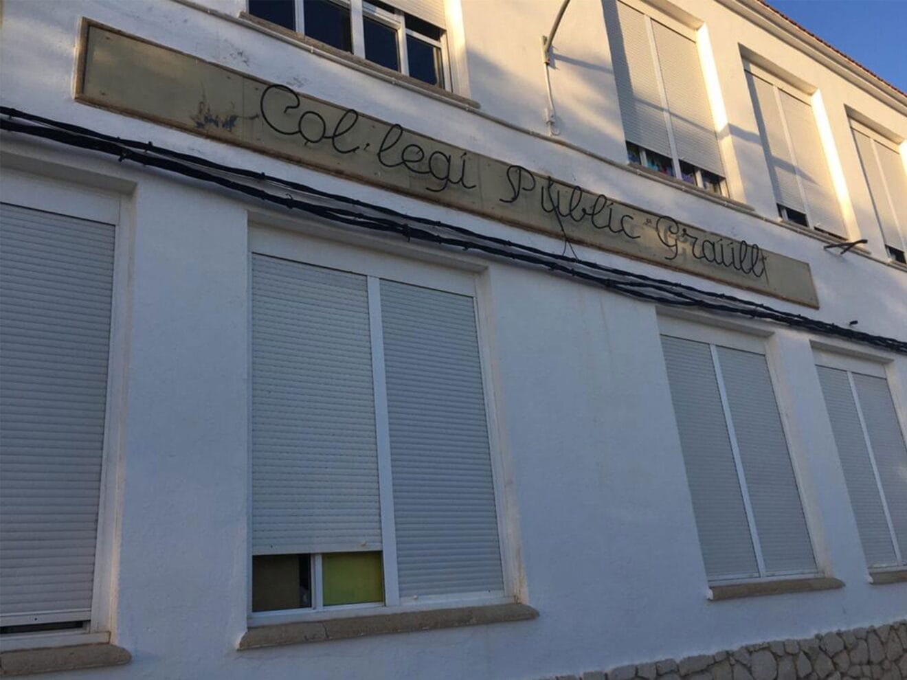 Nombre del Colegio Graüll en la fachada
