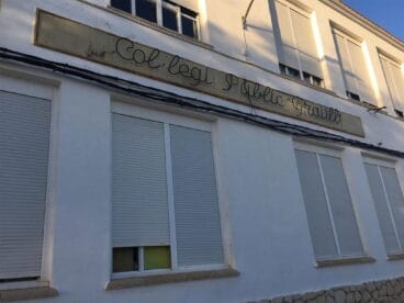 Nombre del Colegio Graüll en la fachada