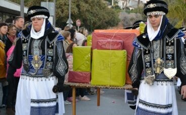 Pajes con los regalos en la Cabalgata de Reyes de Jávea