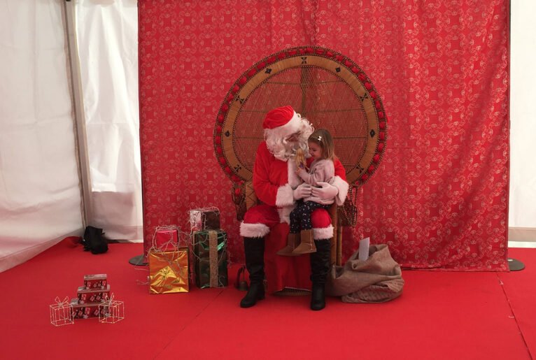 Papá Noel conversa con una niña en el Port de Xàbia