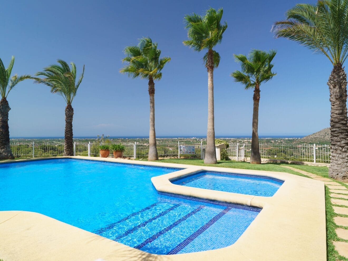 Piscina de un ático en venta en La Sella - Promociones Denia, S.L.