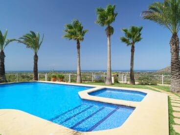 Piscina de un ático en venta en La Sella – Promociones Denia, S.L.