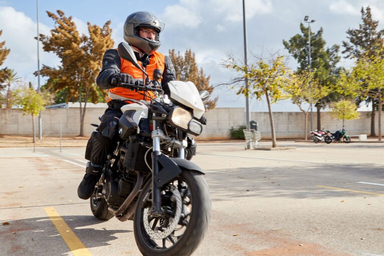 Prácticas de moto en Dénia - Autoescuela Guillem