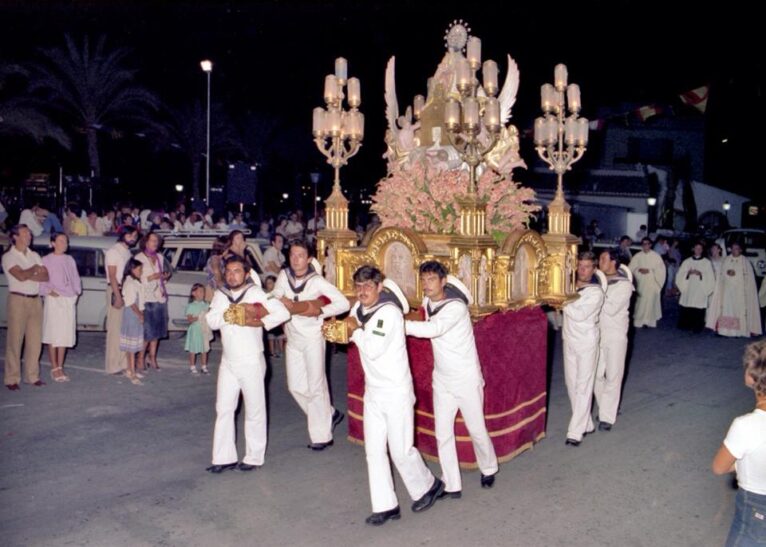 Procesión Virgen de Loreto de 1980 portada por marineros