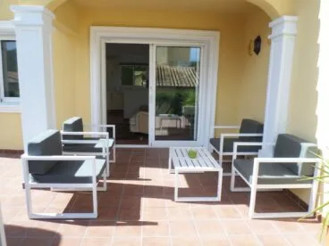 Terraza semicubierta en un bungalow en venta en La Sella – Promociones Denia S.L.