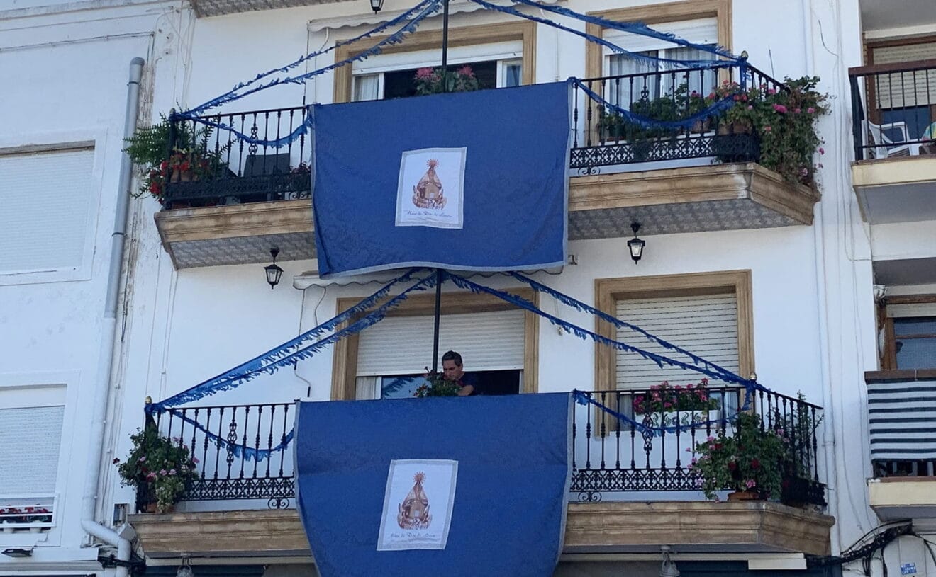 Balcones engalanados en Duanes de la Mar (Jávea), durante las fiestas de Loreto