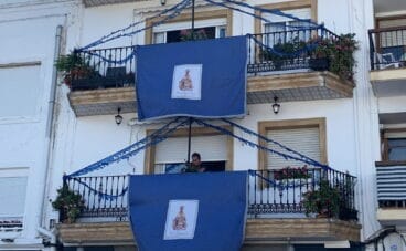 Balcones engalanados en Duanes de la Mar (Jávea), durante las fiestas de Loreto