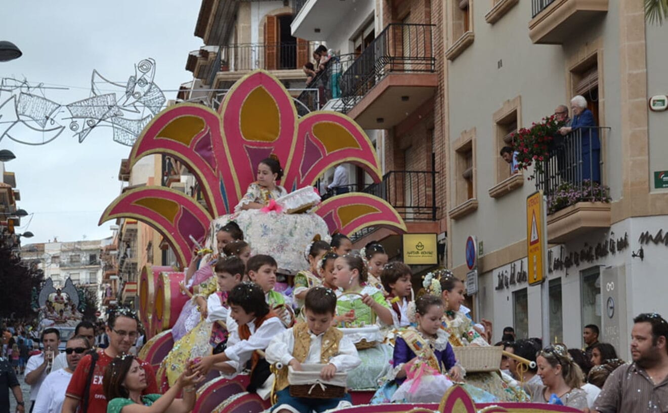 Cabalgata de carrozas de San Juan en Xàbia