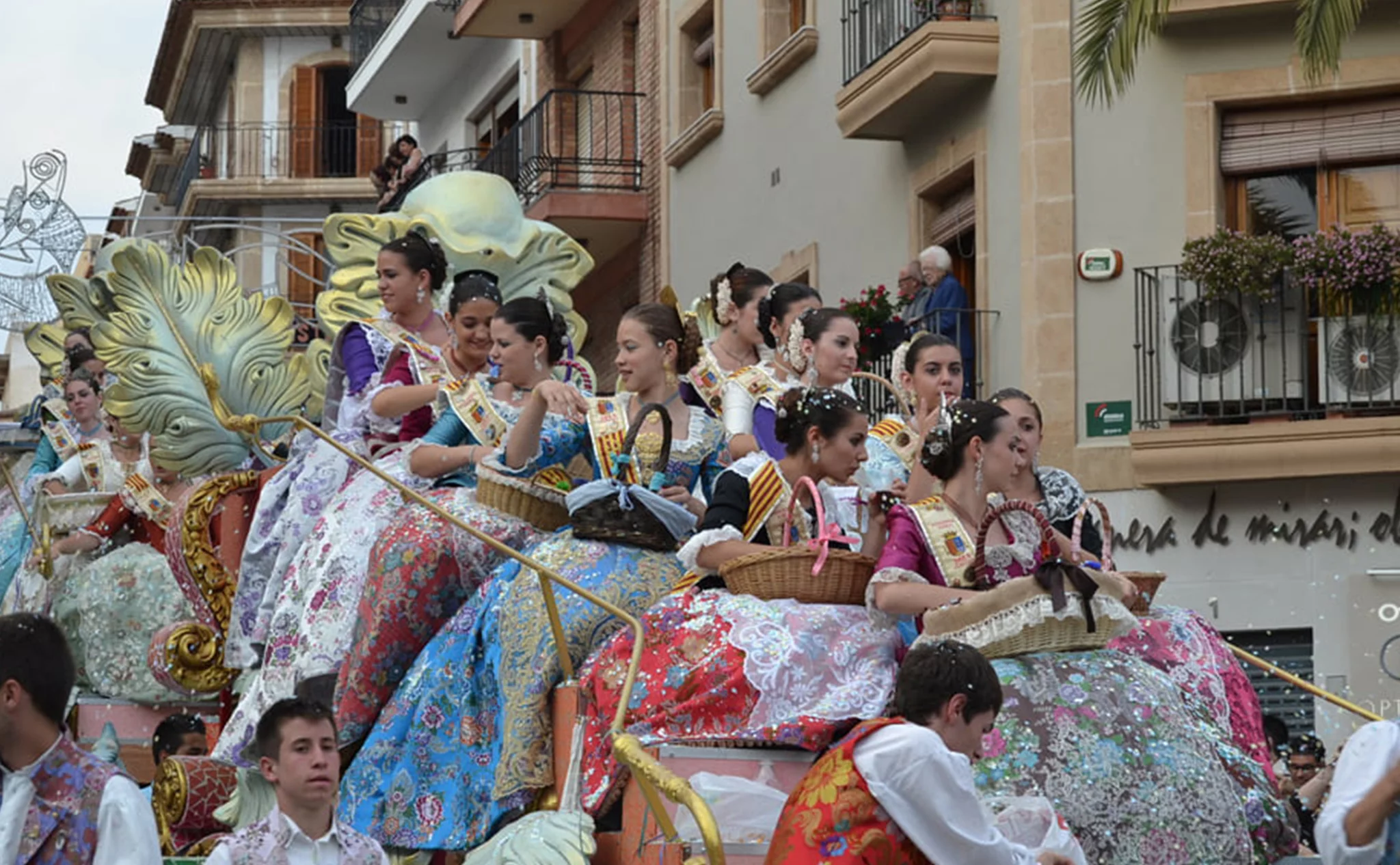 Cabalgata de carrozas en las fiestas de San Juan de Xàbia