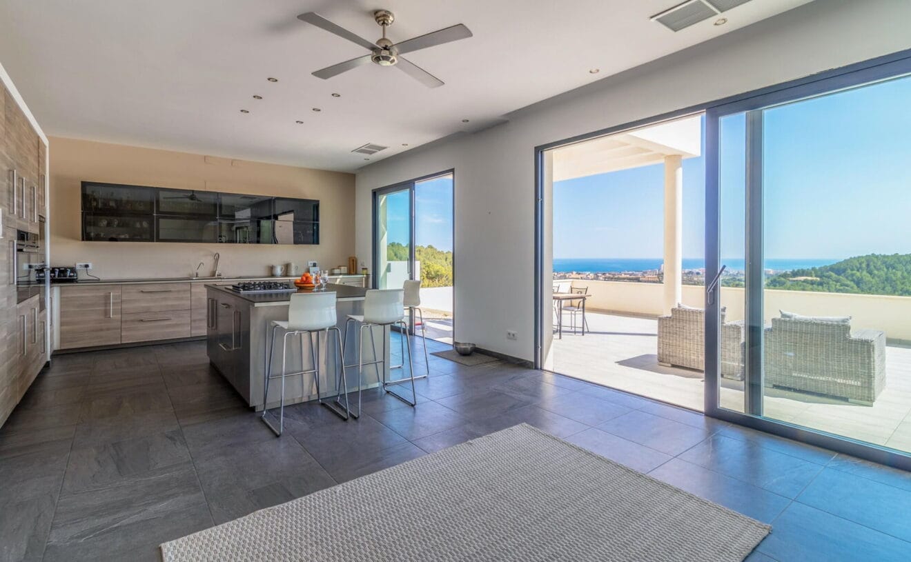 Cocina de un chalet moderno en venta en Jávea - Vicens Ash Properties