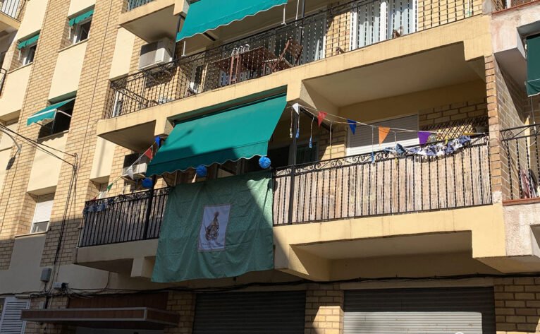 Engalanado de balcones en honor a las fiestas de Loreto de Jávea
