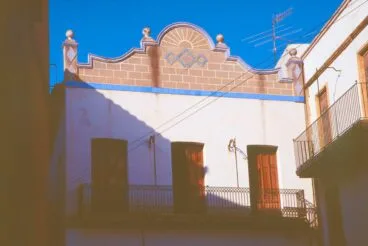 Escudo situado en la parte superior de la Casa Falange-Foto AMX