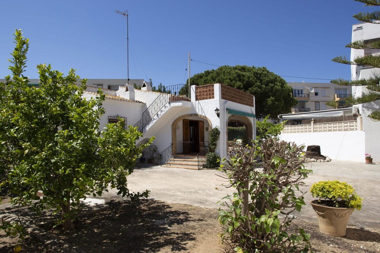 Exterior de una casa de vacaciones en el Arenal en Jávea - MMC Property Services
