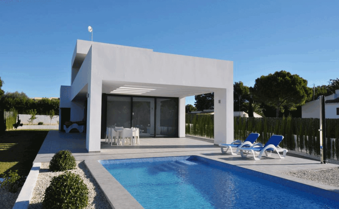 Fachada de un chalet en venta en la zona Tosalet de Jávea - Atina Inmobiliaria
