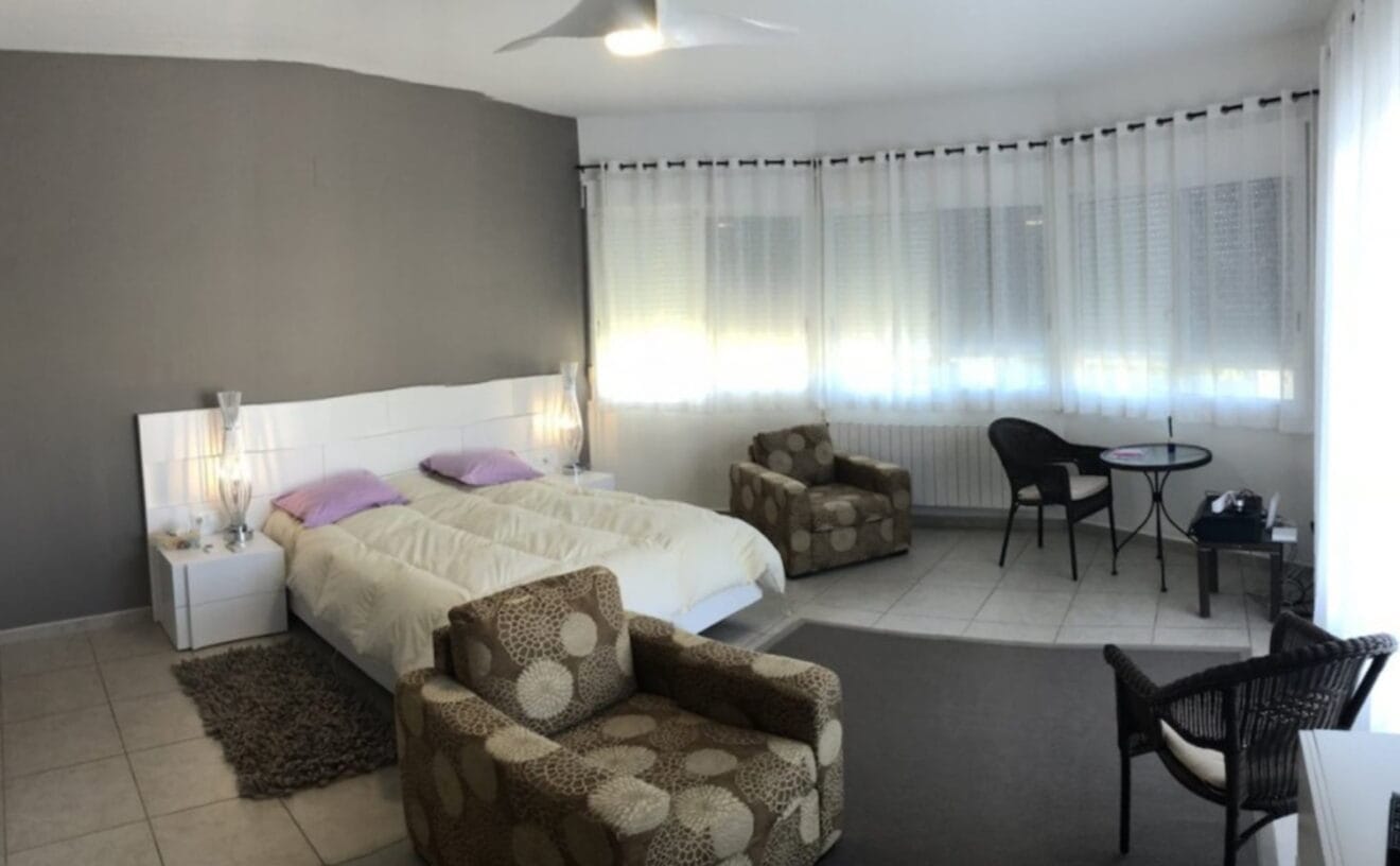 Una de las habitaciones de un chalet en venta cerca del Arenal en Jávea - Terramar Costa Blanca