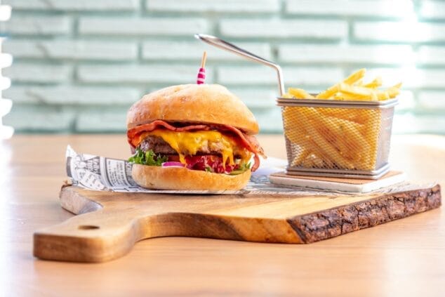 Imagen: Hamburguesa con patatas a domicilio en Jávea y Moraira - Restaurante Ammos