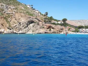 Línea de balizas en la costa de Xàbia