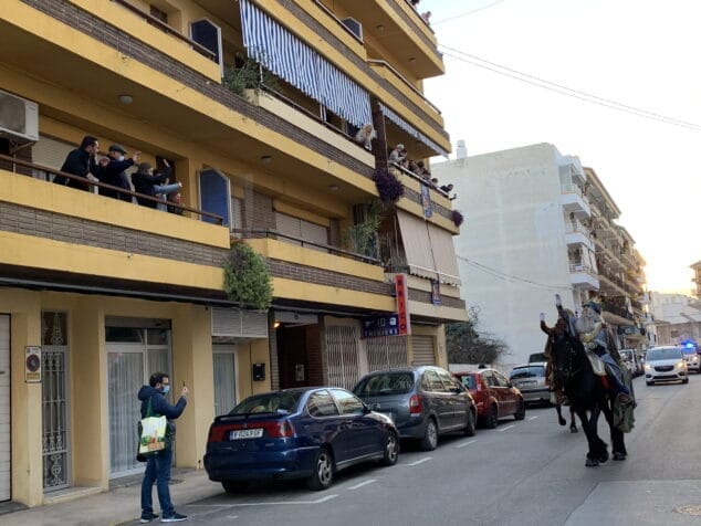 Imagen: Los Reyes Magos saludan a los vecinos a su paso por Thiviers