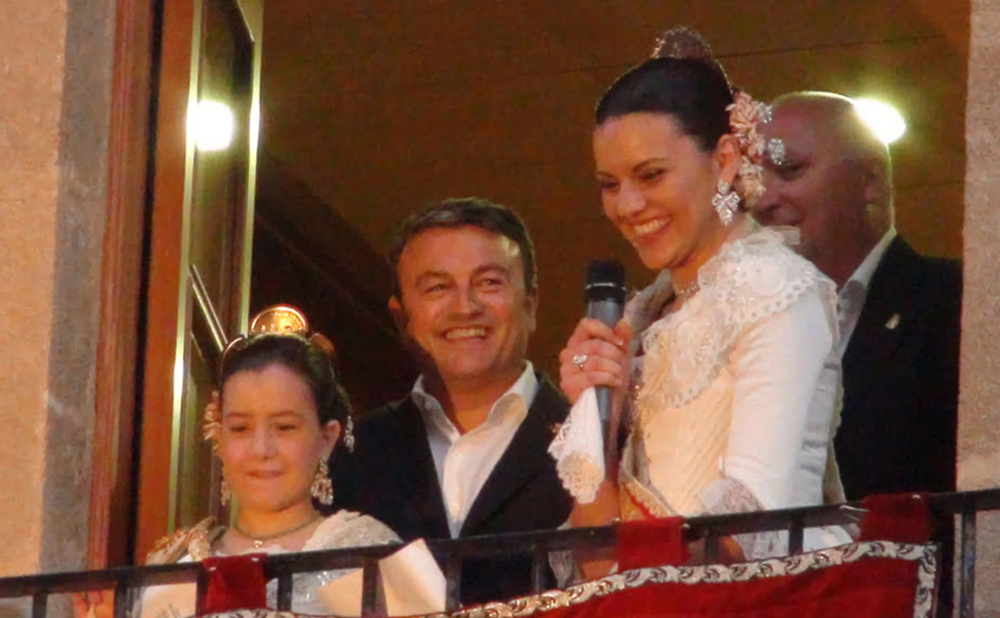 Olivia Clemente, José Chulvi, Ángela Devesa y Juan Ortolá en el balcón del Ayuntamiento de Jávea durante el pregón