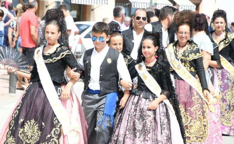 Festeros vestidos con el traje regional marinero en el pasacalle del día del Loreto