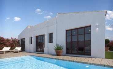 Piscina de un chalet en venta en Dénia, en Les Marines – Lucas Graf Projects