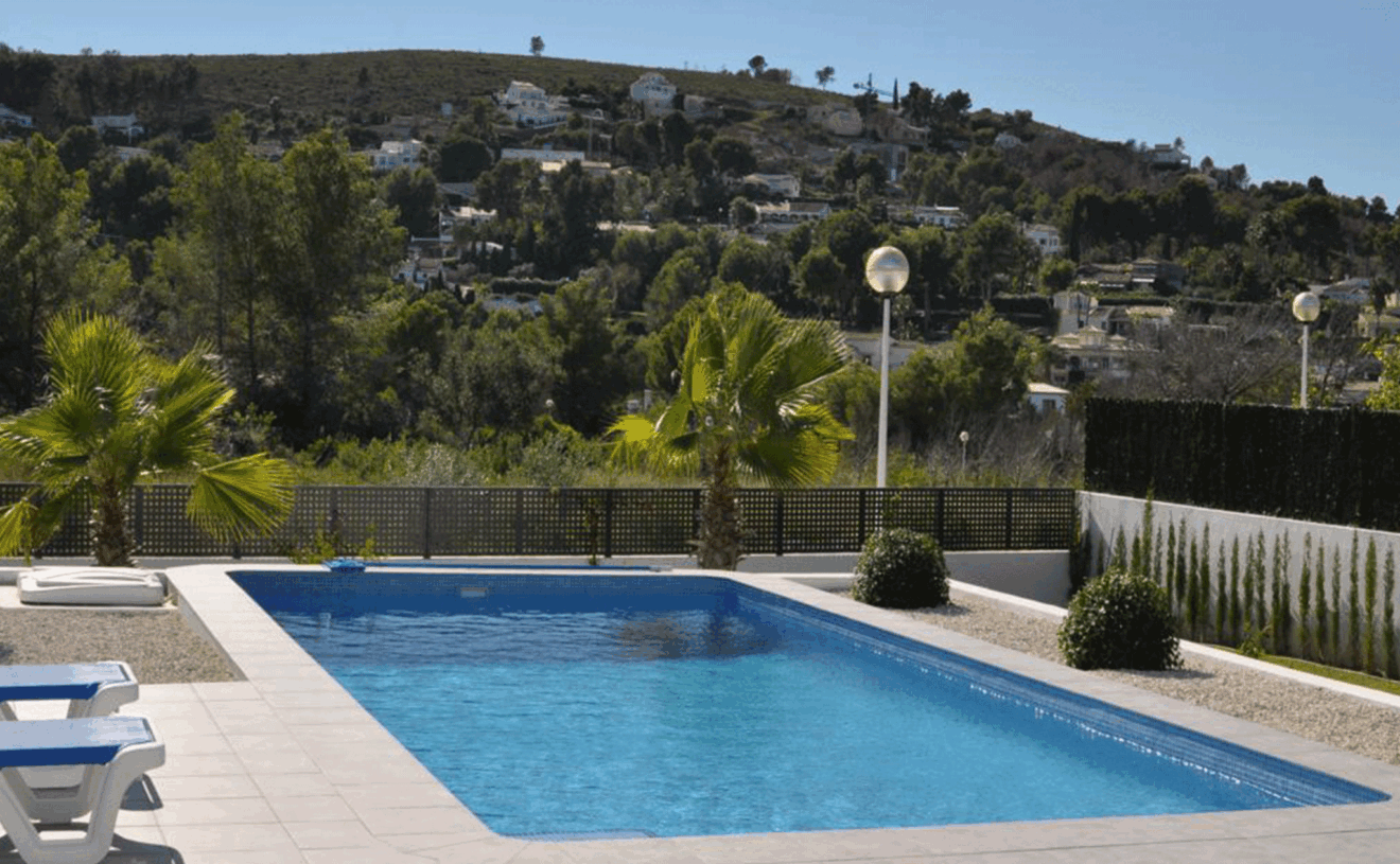 Piscina de un chalet en venta en la zona Tosalet de Jávea - Atina Inmobiliaria