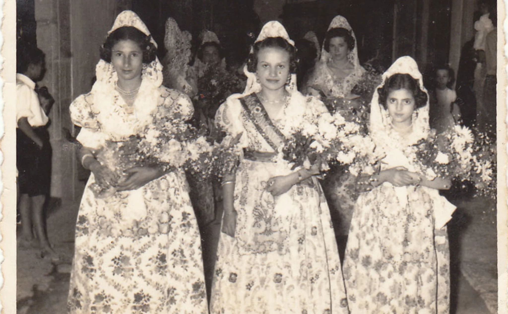 Reina y damas infantiles de las hogueras de San Juan en 1956