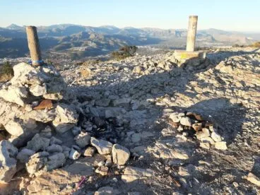 Restos de fogata en la cima del Montgó