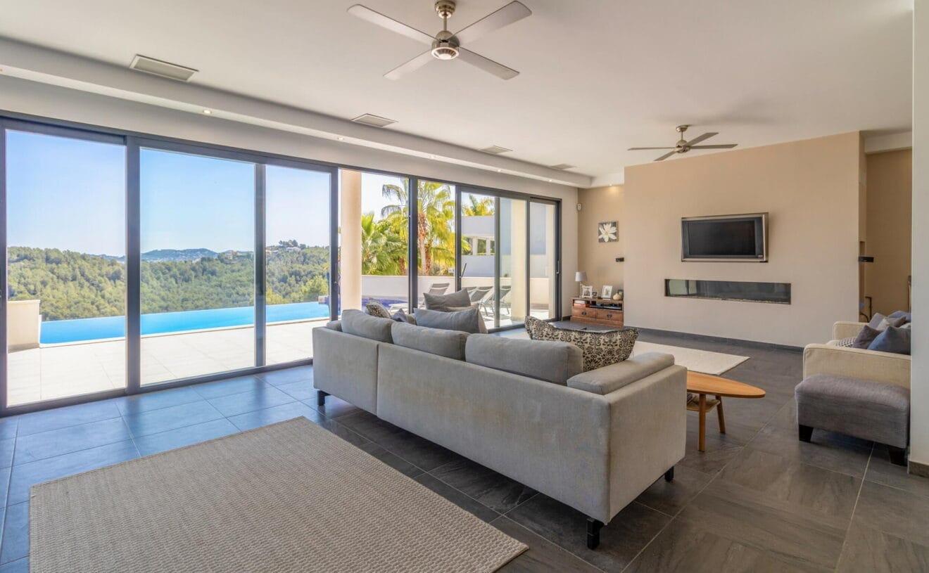 Salón de un chalet moderno en venta en Jávea - Vicens Ash Properties