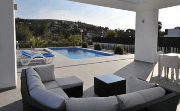 Terraza de un chalet en venta en la zona Tosalet de Jávea – Atina Inmobiliaria