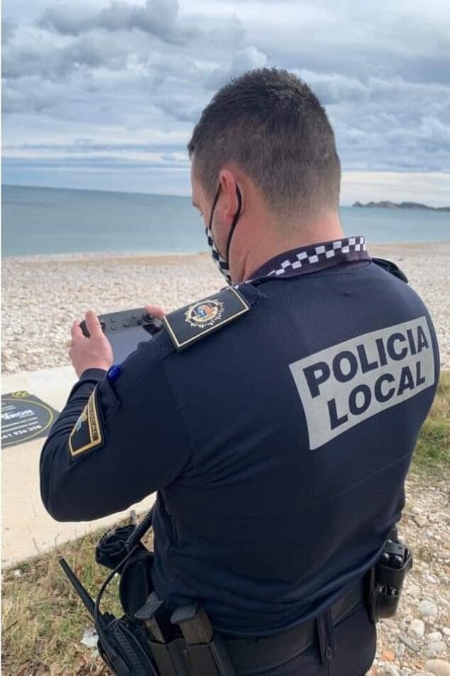 Imagen: Agente de Policía manejando el dron
