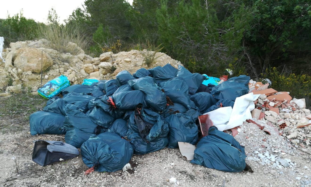 Gran cantidad de bolsas de basura en la parcela privada