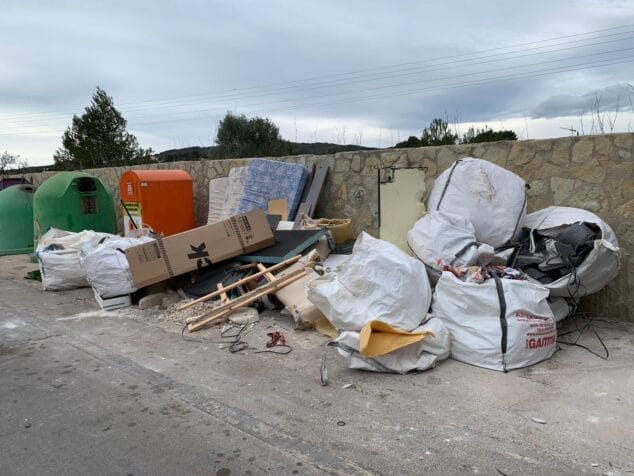 Imagen: Gran cantidad de desperdicios en una zona de contenedores de Xàbia