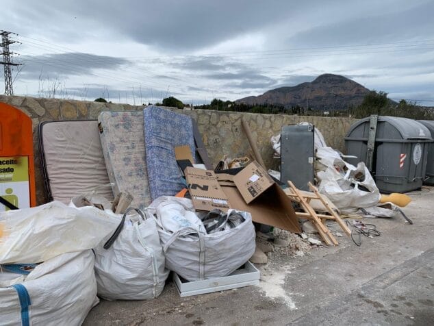 Imagen: Montones de desechos en los contenedores de Xàbia