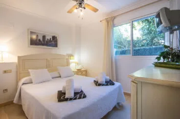 Dormitorio principal de un apartamento de alquiler en Jávea – Aguila Rent a Villa