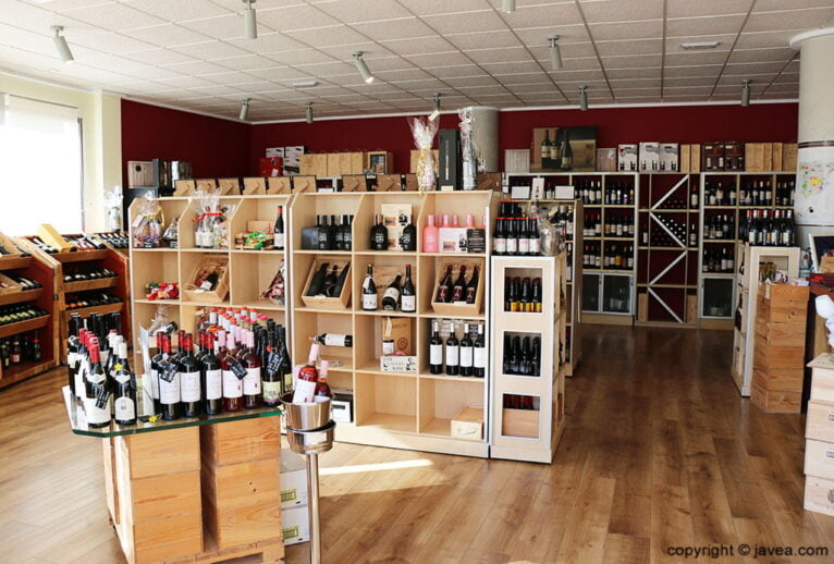 Interior de la tienda Casa del Vino de Xàbia