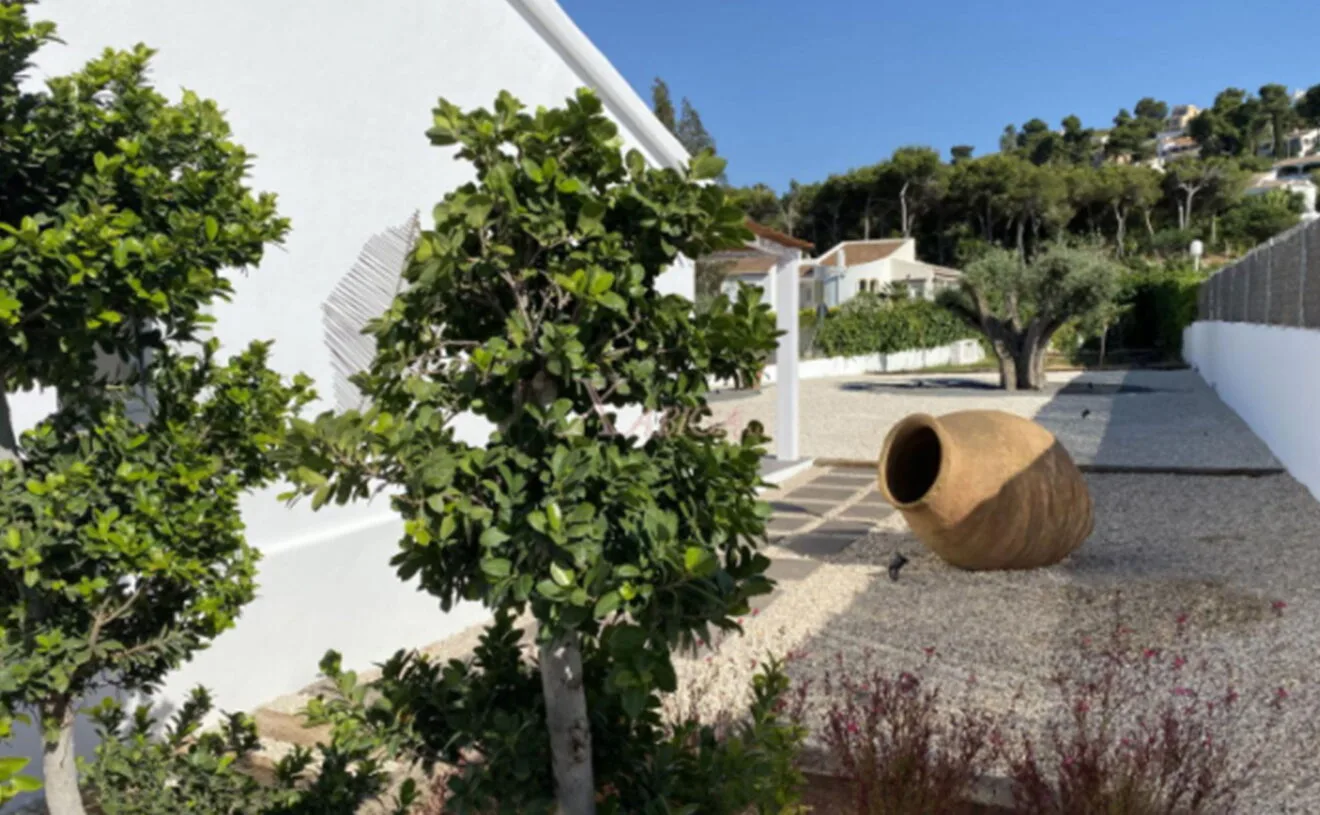 Jardín privado de un chalet en venta en Jávea - Xabiga Inmobiliaria