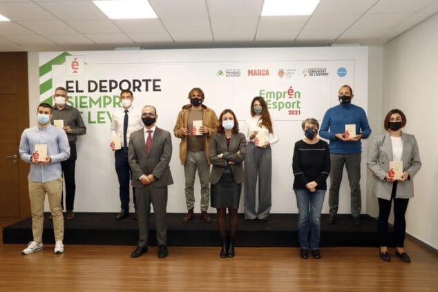Imagen: Los galardonados en la recogida del premio