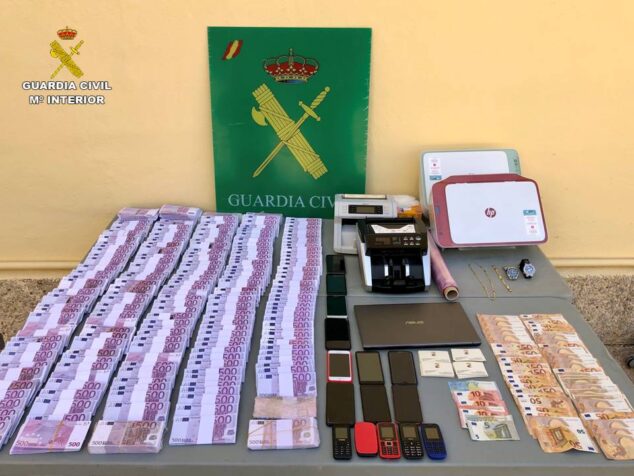 Imagen: Material recaudado por la Guardia Civil ante el timo 'rip deal'